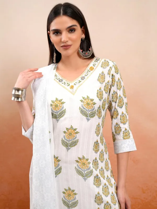 Women Kurta With Trousers & Dupatta