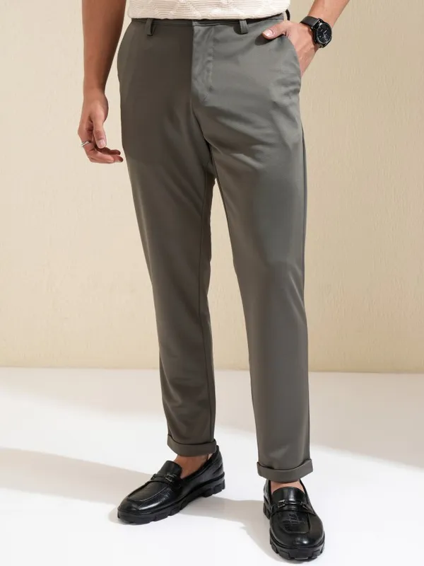 Highlander Men Green Slim Fit Solid Chinos