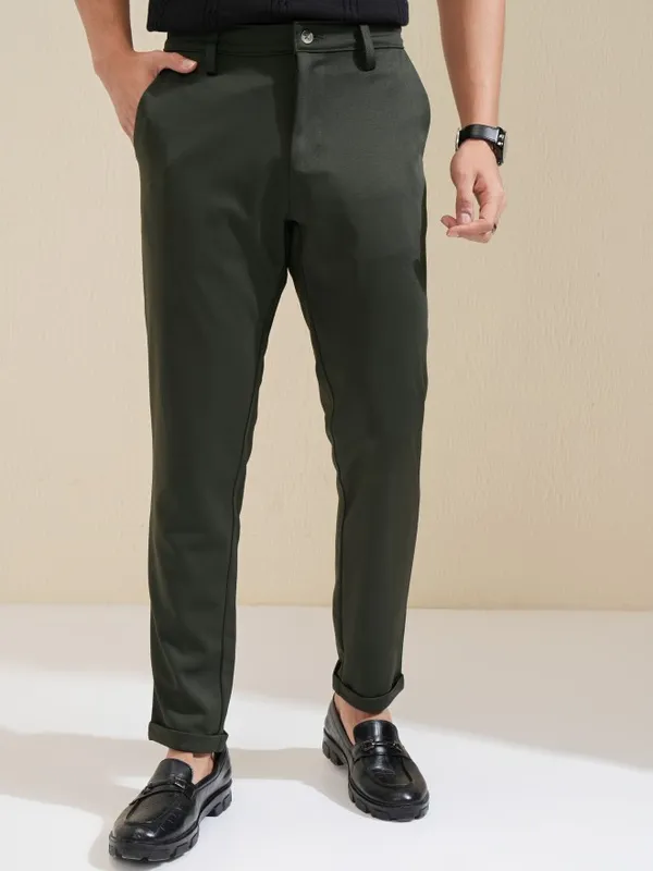 Highlander Men Olive Slim Fit Solid Chinos