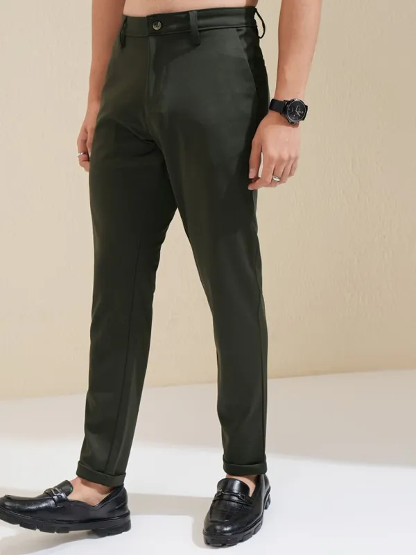 Highlander Men Olive Slim Fit Solid Chinos