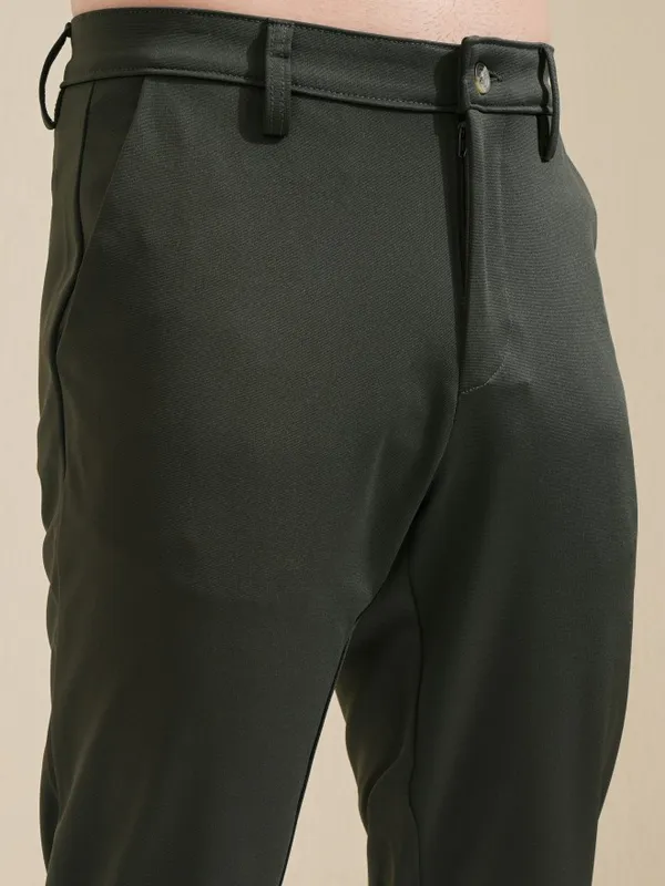 Highlander Men Olive Slim Fit Solid Chinos