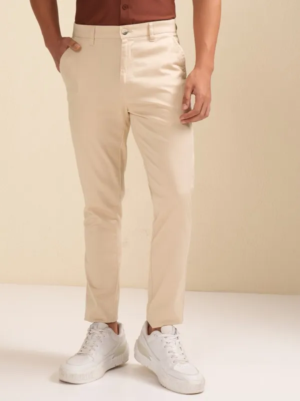 Highlander Men Beige Tapered Fit Solid Chinos
