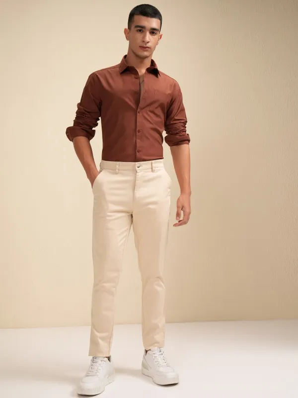 Highlander Men Beige Tapered Fit Solid Chinos