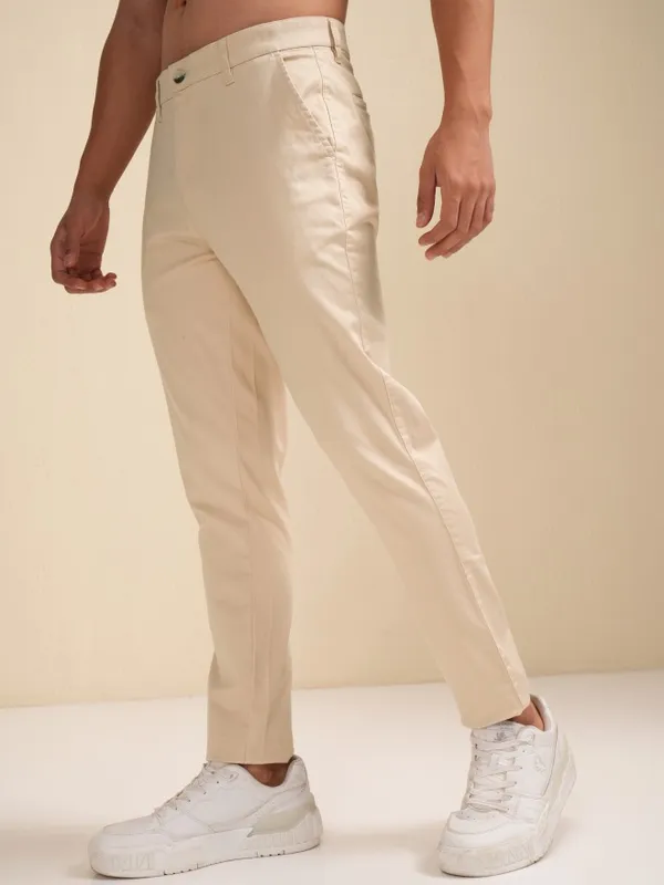 Highlander Men Beige Tapered Fit Solid Chinos