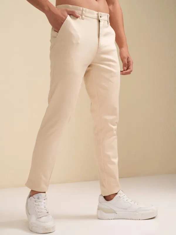 Highlander Men Beige Tapered Fit Solid Chinos