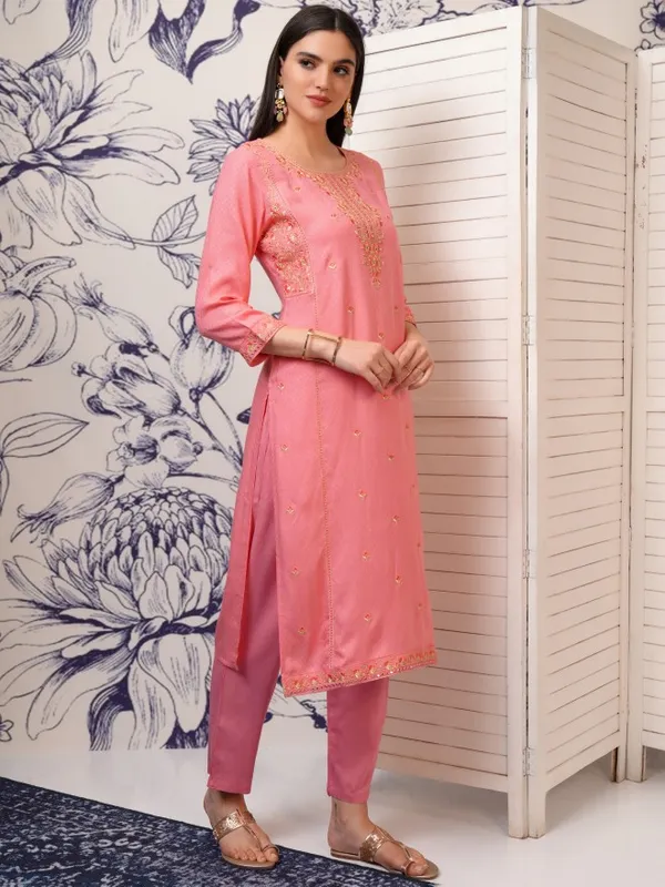 Vishudh Women Peach Embroidered Straight Kurta