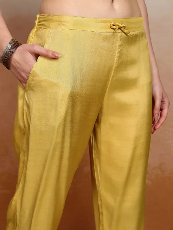 Women Kurta With Trousers & Dupatta