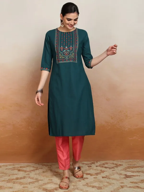 Vishudh Women Green Embroidered Straight Kurta