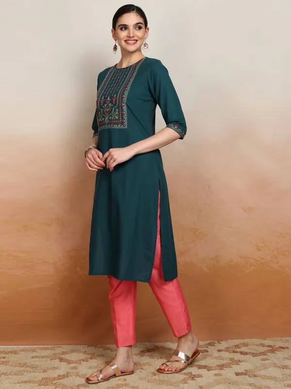 Vishudh Women Green Embroidered Straight Kurta