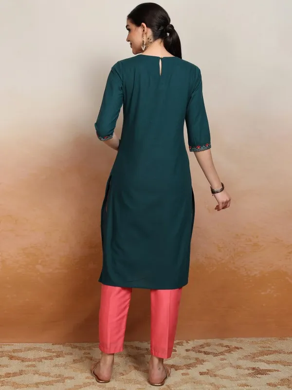 Vishudh Women Green Embroidered Straight Kurta