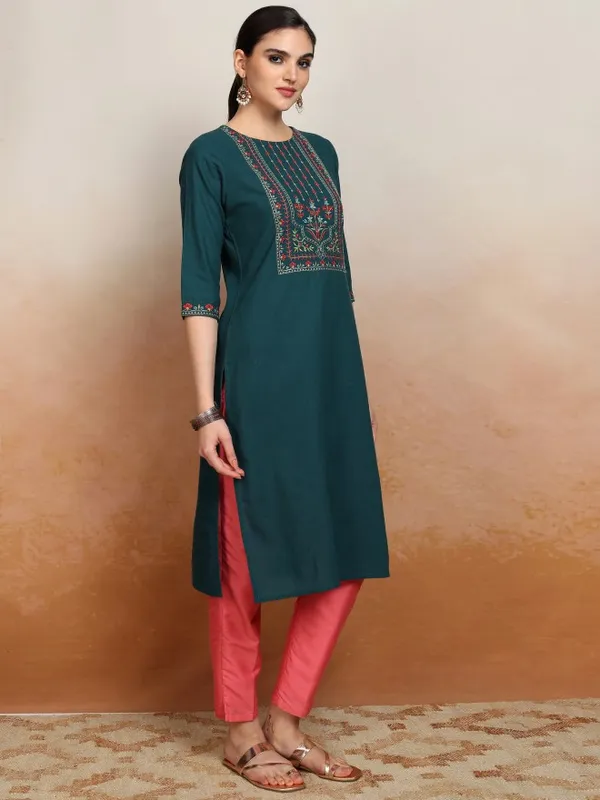 Vishudh Women Green Embroidered Straight Kurta