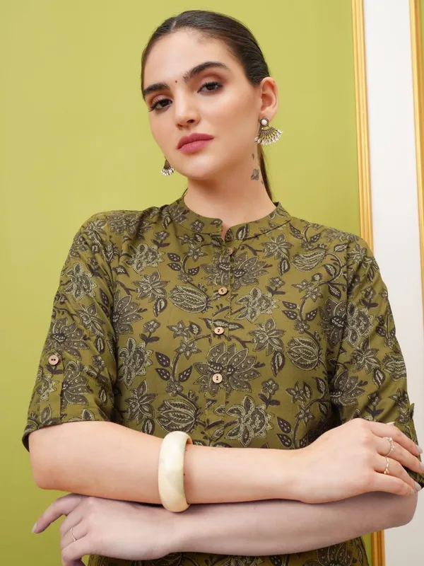  Vishudh Women Mustard Printed Straight Kurtas