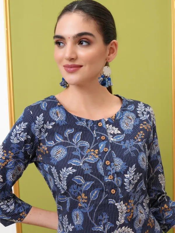  Vishudh Women Blue Printed Straight Kurtas