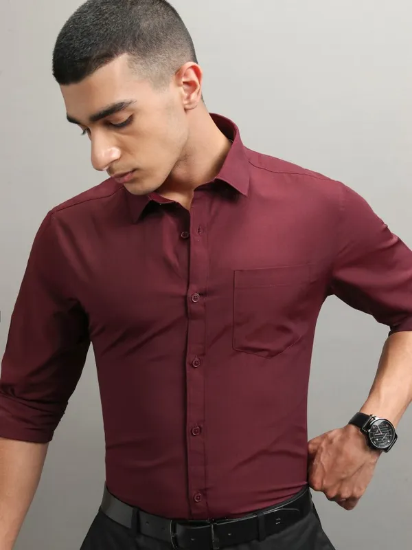 Highlander Men Burgundy Solid Slim Fit Casual Shirt