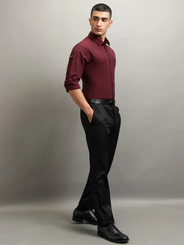 Highlander Men Burgundy Solid Slim Fit Casual Shirt