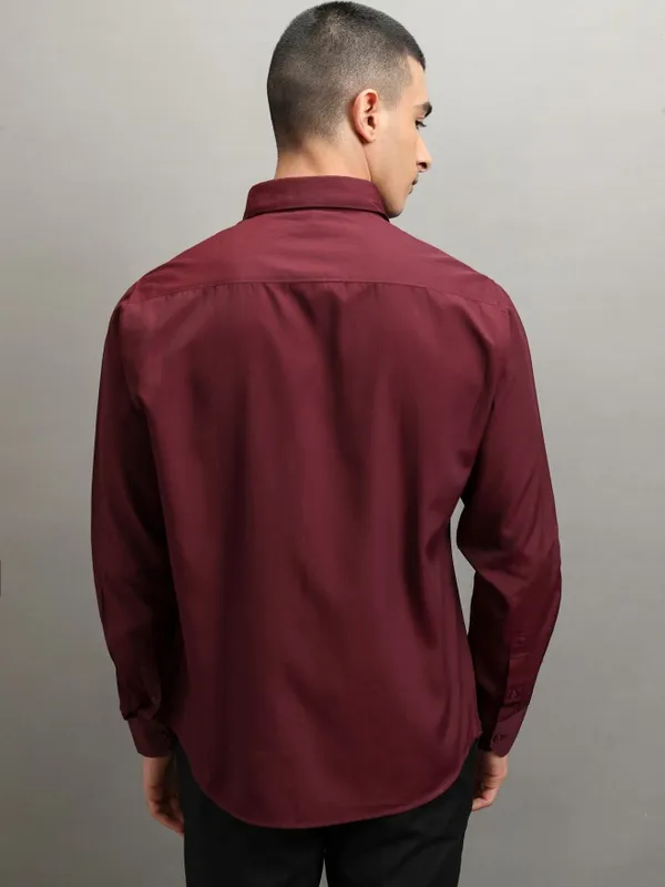 Highlander Men Burgundy Solid Slim Fit Casual Shirt