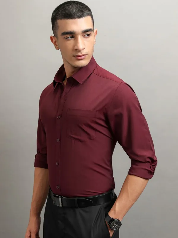 Highlander Men Burgundy Solid Slim Fit Casual Shirt
