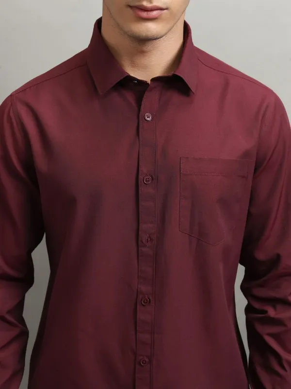 Highlander Men Burgundy Solid Slim Fit Casual Shirt