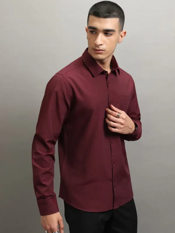 Highlander Men Burgundy Solid Slim Fit Casual Shirt