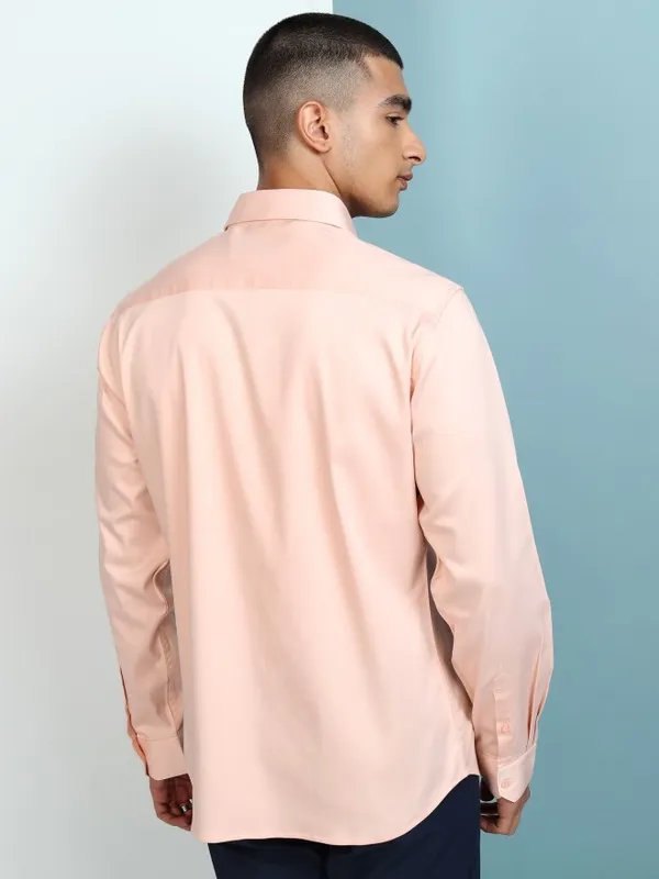 Highlander Men Peach Solid Slim Fit Casual Shirt