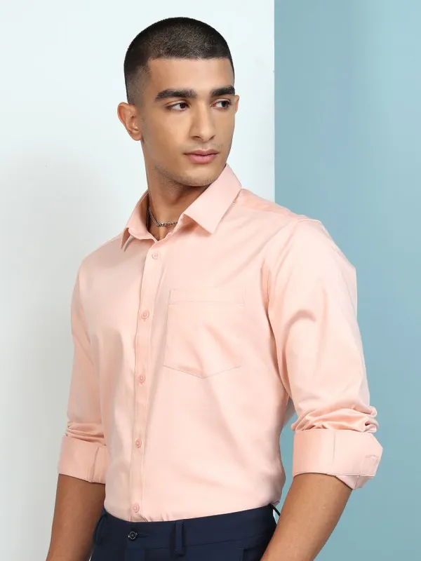 Highlander Men Peach Solid Slim Fit Casual Shirt