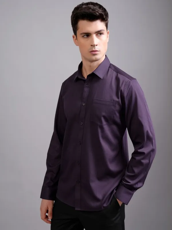 Highlander Men Purple Solid Slim Fit Casual Shirt