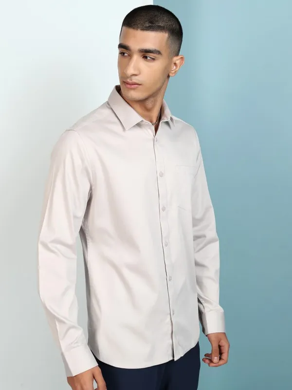 Highlander Men Grey Solid Slim Fit Casual Shirt