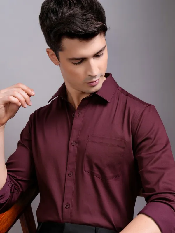 Highlander Men Burgundy Solid Slim Fit Casual Shirt