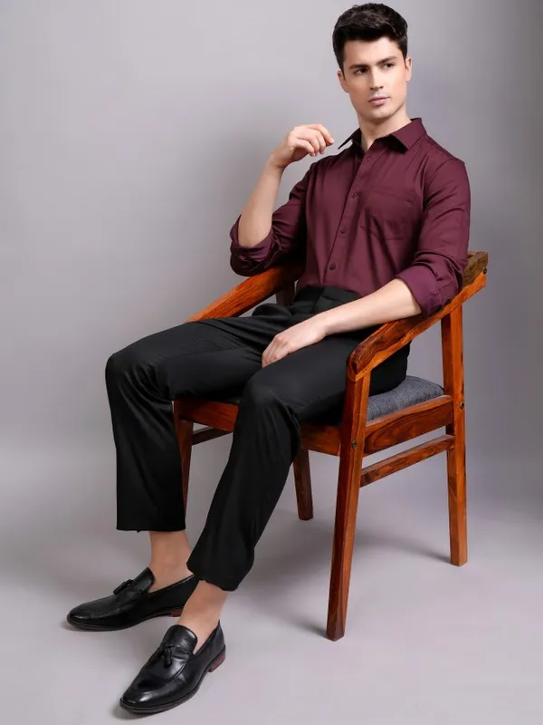 Highlander Men Burgundy Solid Slim Fit Casual Shirt