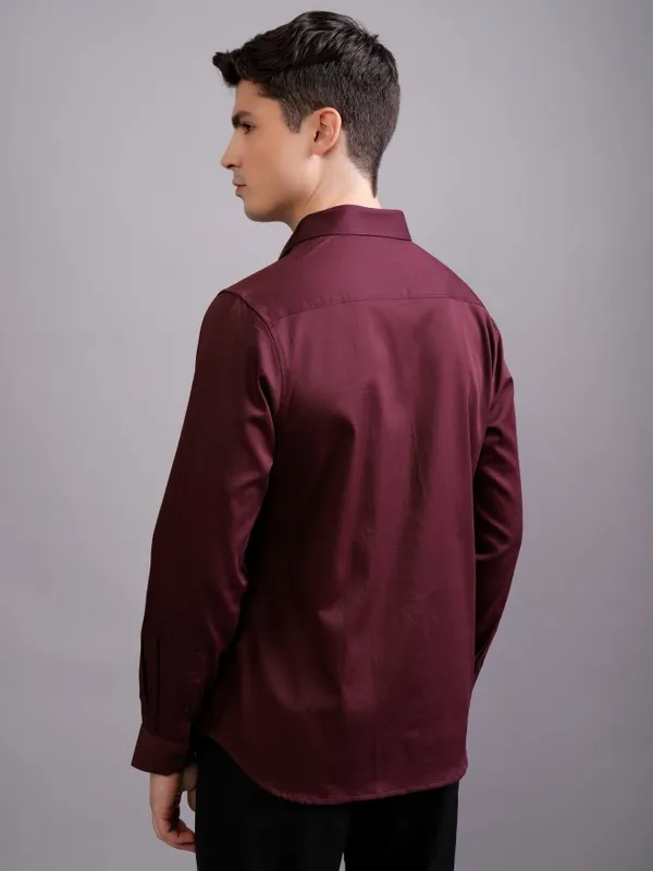 Highlander Men Burgundy Solid Slim Fit Casual Shirt