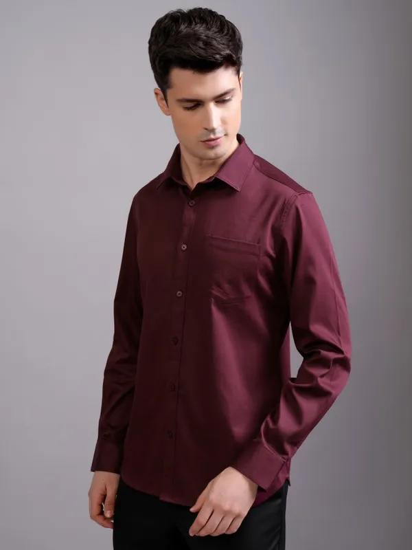 Highlander Men Burgundy Solid Slim Fit Casual Shirt