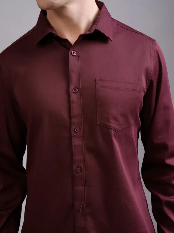 Highlander Men Burgundy Solid Slim Fit Casual Shirt