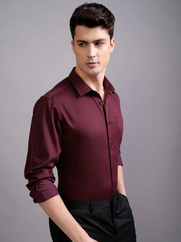 Highlander Men Burgundy Solid Slim Fit Casual Shirt