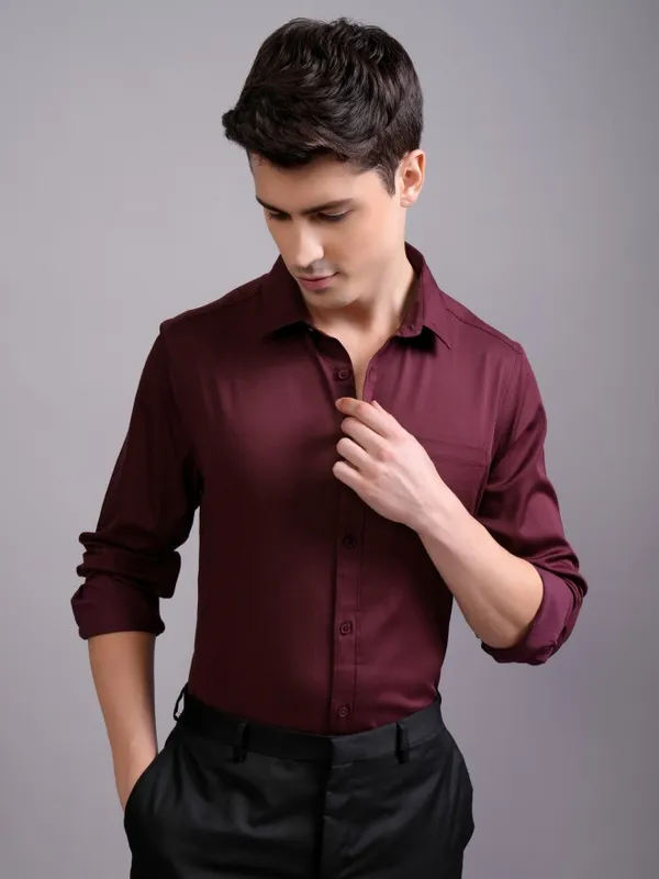 Highlander Men Burgundy Solid Slim Fit Casual Shirt