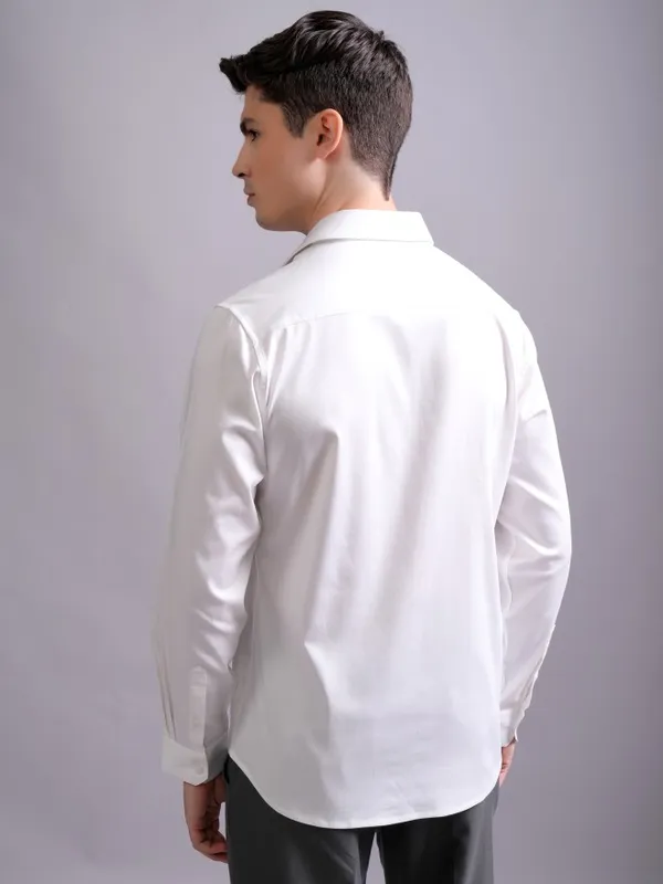Highlander Men White Solid Slim Fit Casual Shirt