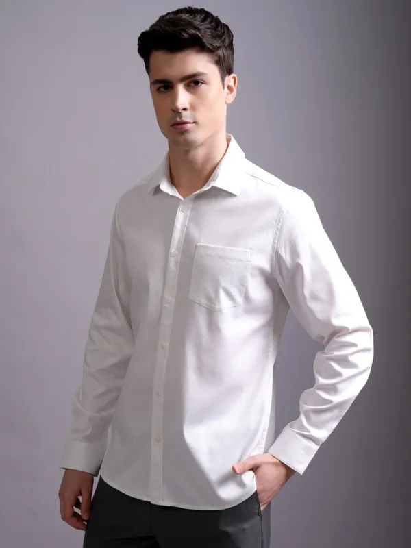 Highlander Men White Solid Slim Fit Casual Shirt