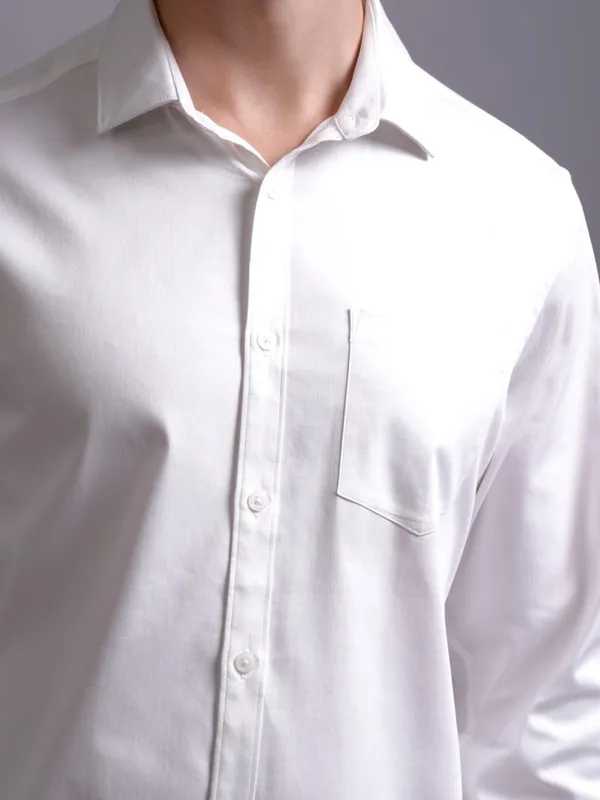 Highlander Men White Solid Slim Fit Casual Shirt