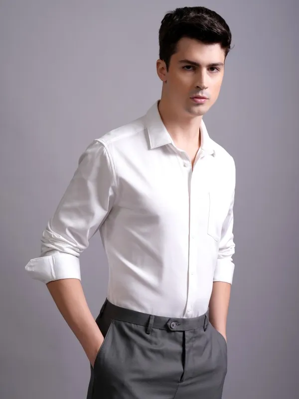 Highlander Men White Solid Slim Fit Casual Shirt