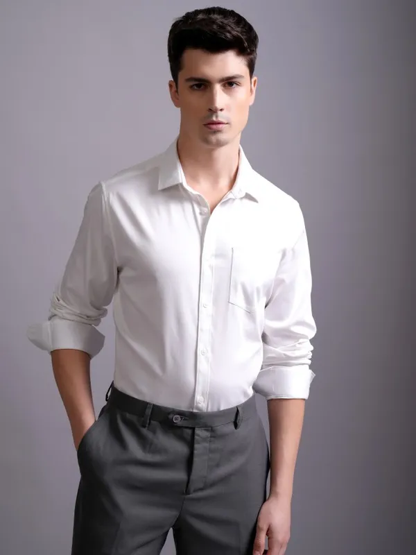 Highlander Men White Solid Slim Fit Casual Shirt