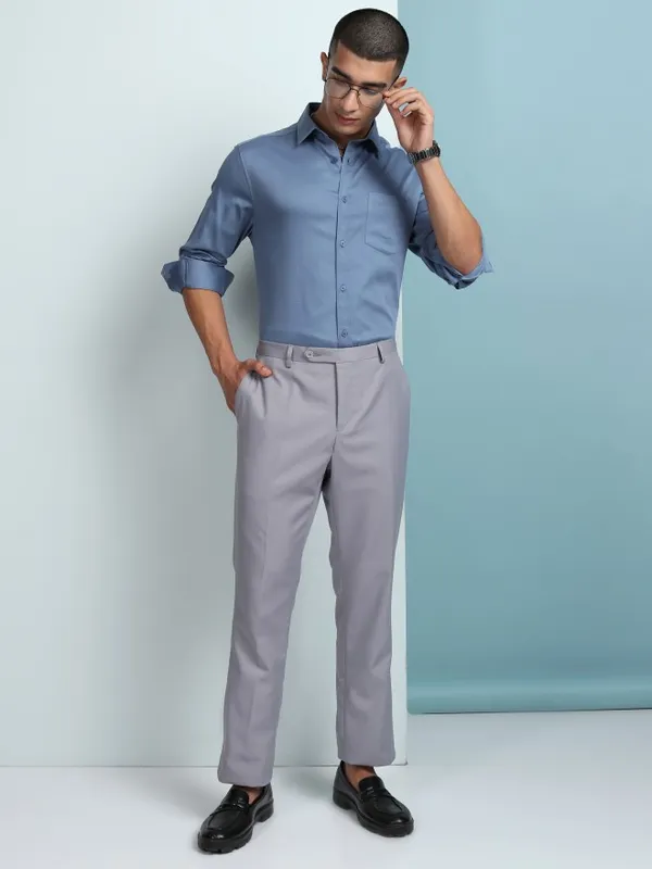 Highlander Men Blue Solid Slim Fit Casual Shirt