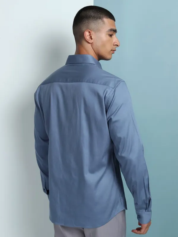 Highlander Men Blue Solid Slim Fit Casual Shirt