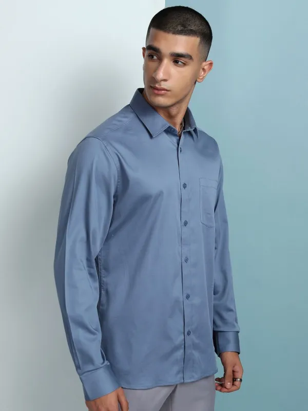 Highlander Men Blue Solid Slim Fit Casual Shirt