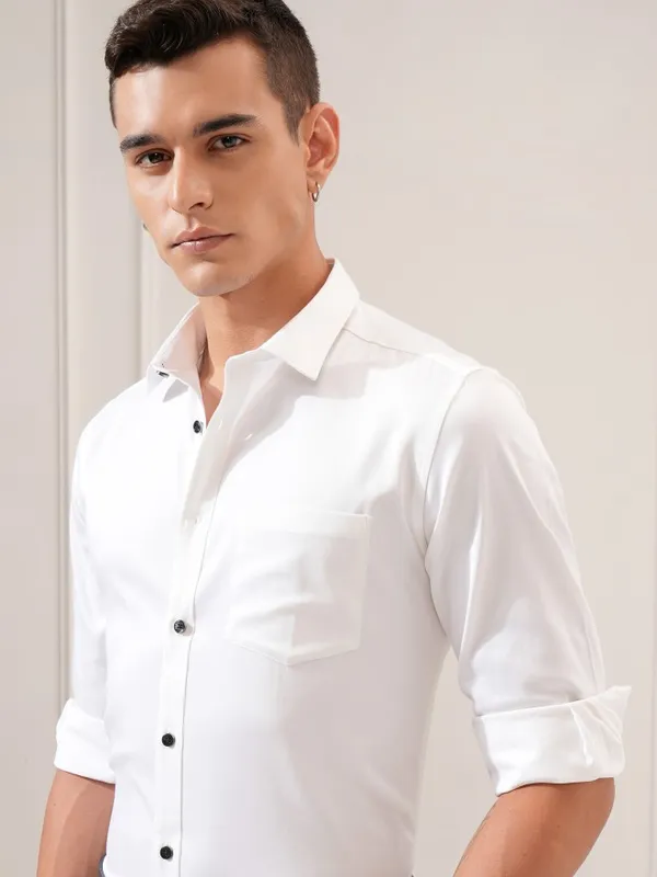 Highlander Men White Solid Slim Fit Casual Shirt