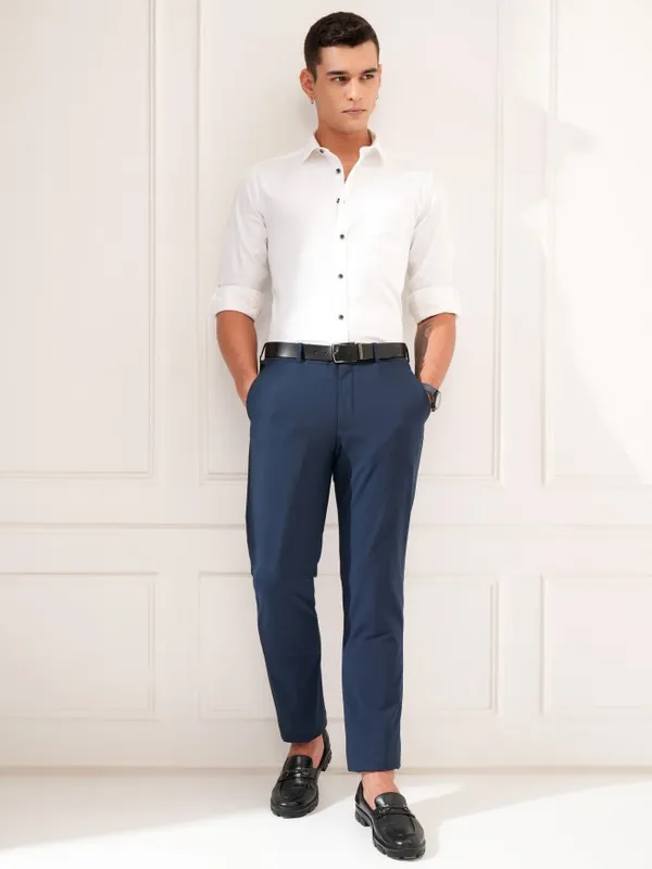 Highlander Men White Solid Slim Fit Casual Shirt
