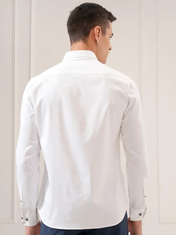 Highlander Men White Solid Slim Fit Casual Shirt