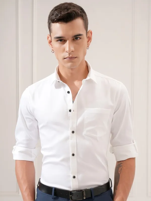 Highlander Men White Solid Slim Fit Casual Shirt
