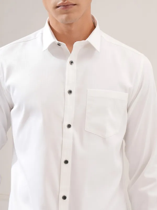 Highlander Men White Solid Slim Fit Casual Shirt