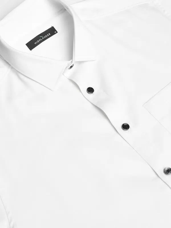 Highlander Men White Solid Slim Fit Casual Shirt