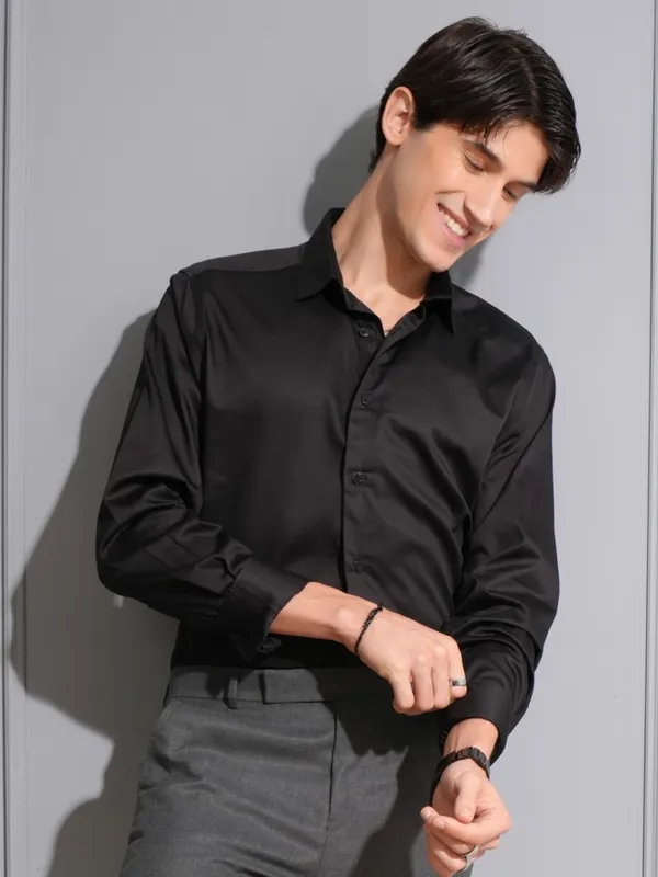 Locomotive Men Black Solid Slim Fit Casual Shirt
