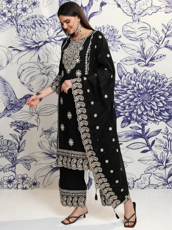 Women Kurta With Trousers & Dupatta